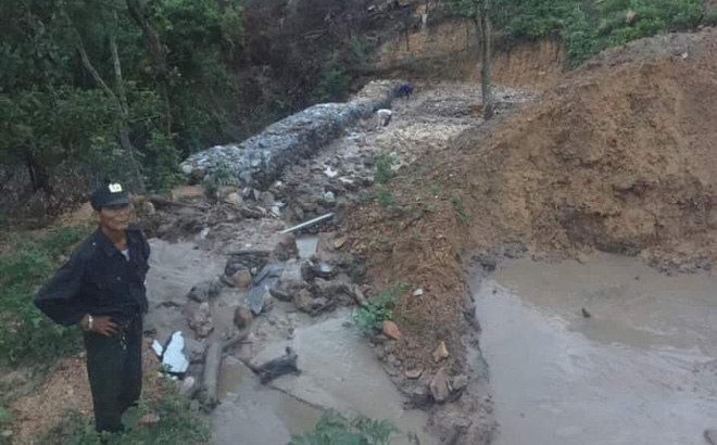 Quảng[-]Ninh:[-]Di[-]dời[-]khẩn[-]cấp[-]4[-]hộ[-]dân[-]bị[-]sạt[-]đất[-]từ[-]dự[-]án[-]sân[-]golf[-]FLC[-]